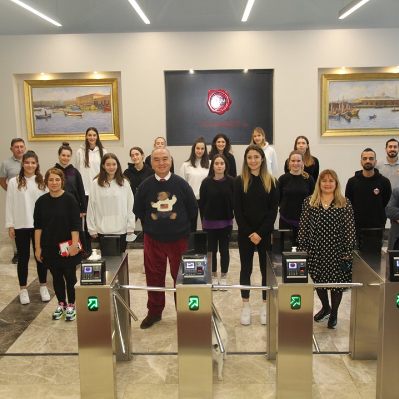 TVF Kadınlar 2. Liginde Mücadele Eden, Voleybol A Takımımızda Görev Alan Kızlarımızın, Başarılarını ve Yeni Yılını Kutladık