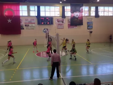 UPS Sports and Culture Club women volleyball team beat Keşan Youth Sport Club